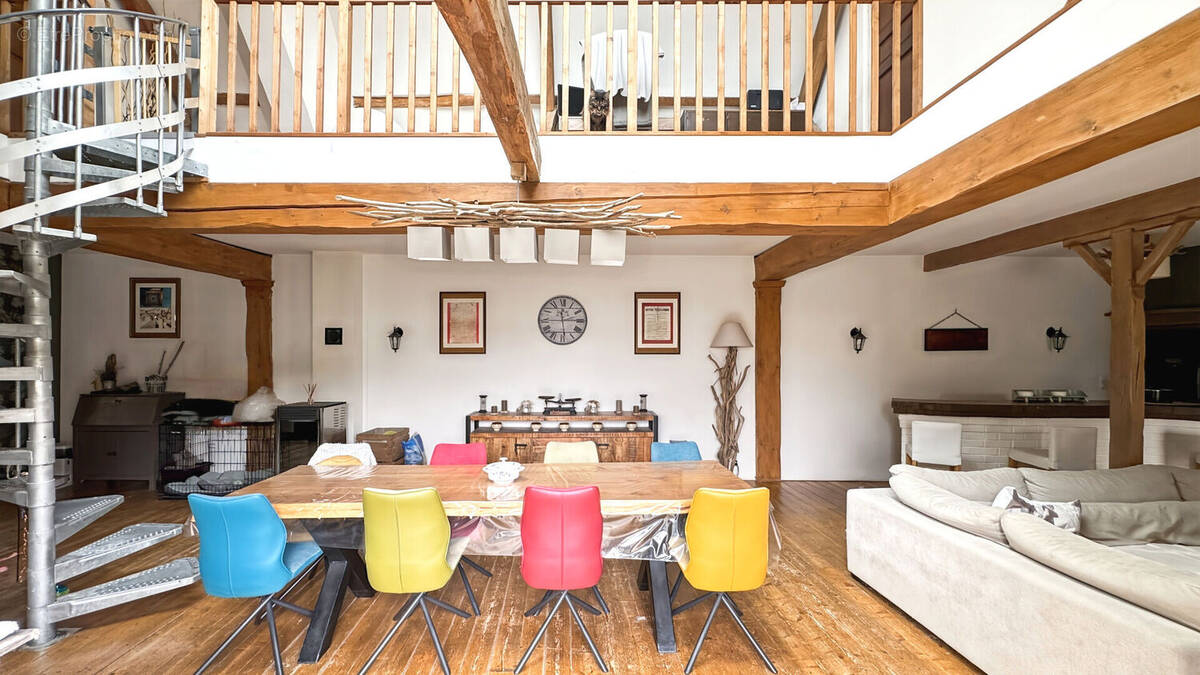Maison 8 pièces 204 m² · à Bremes · 204 m² · 369 000 €