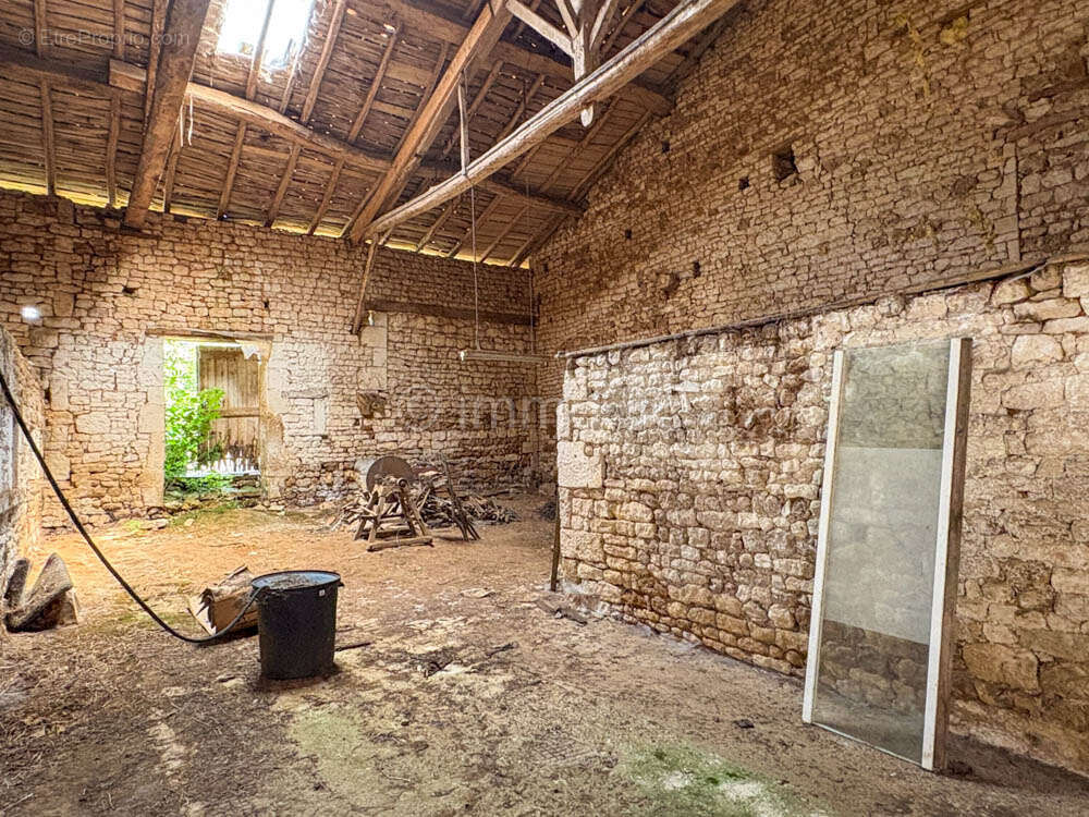 Maison en pierres avec dépendances - photo 13