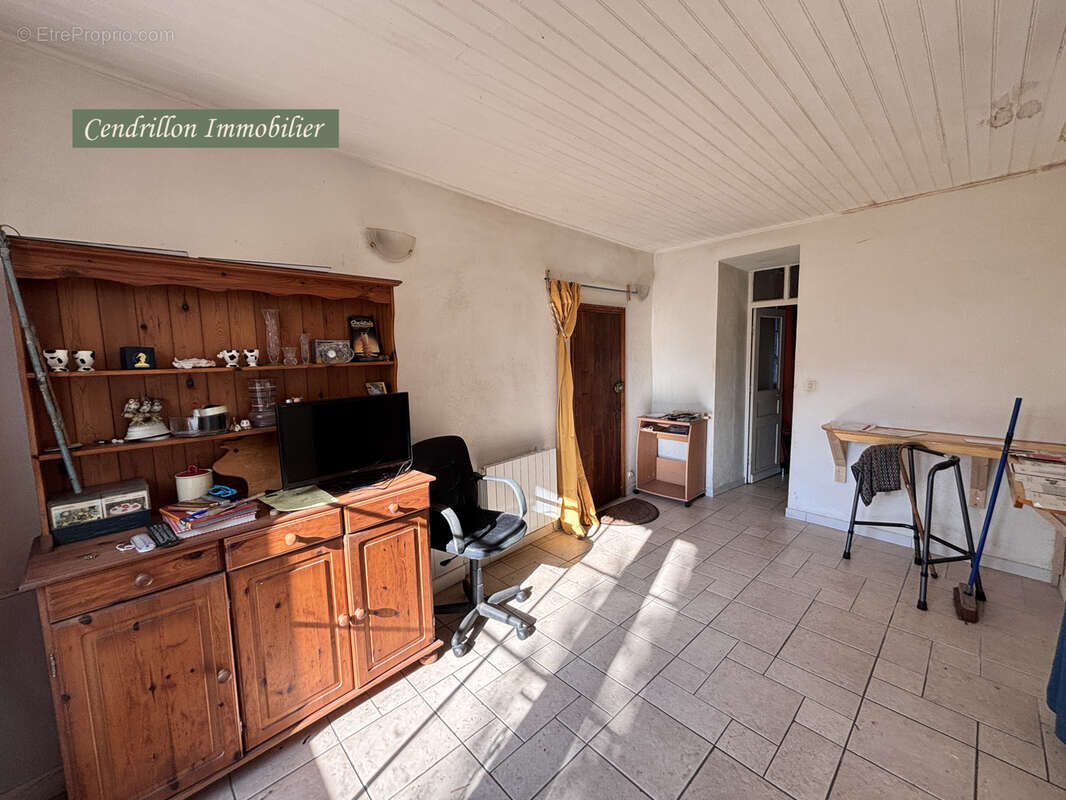 Maison en pierres, 80m2, deux chambres, grand jardin et dépendance. - photo 8