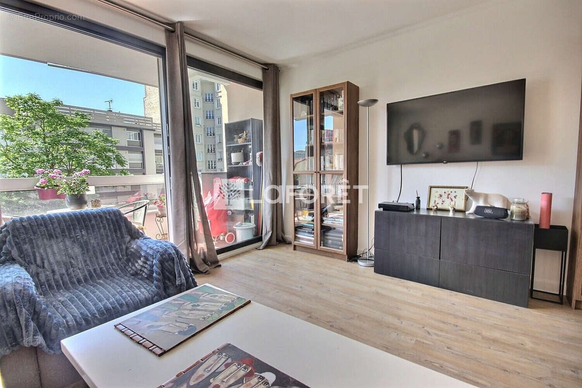 Appartement à COURBEVOIE