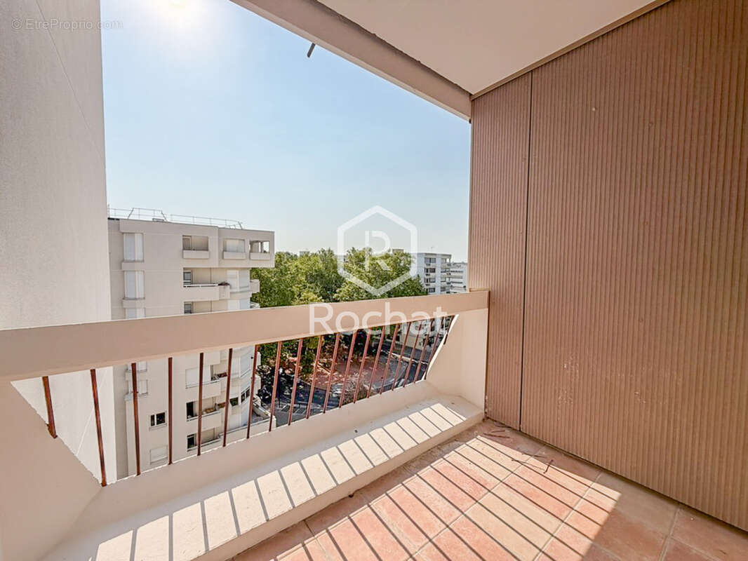 Lyon 3   part-dieu - appartement rénové de 40,64m2 hab. avec balcon   garage fermé + cave - photo 2