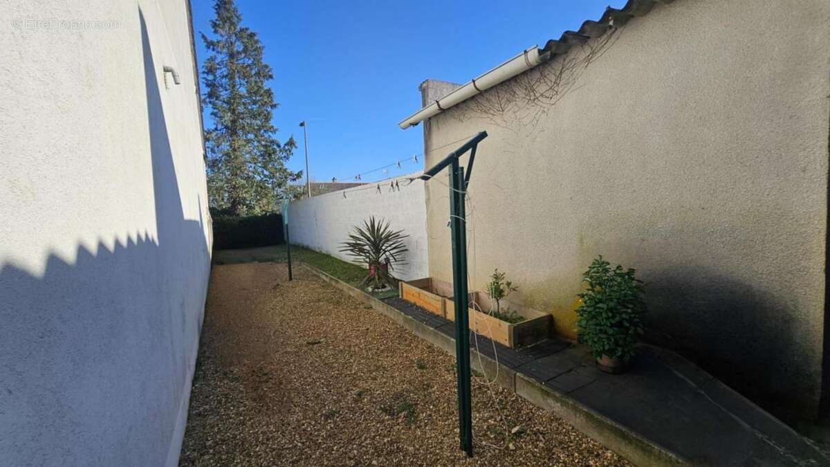 Noyant centre – Plain-pied 3 chambres, jardin sans vis-à-vis et garage de 35 m² - photo 18