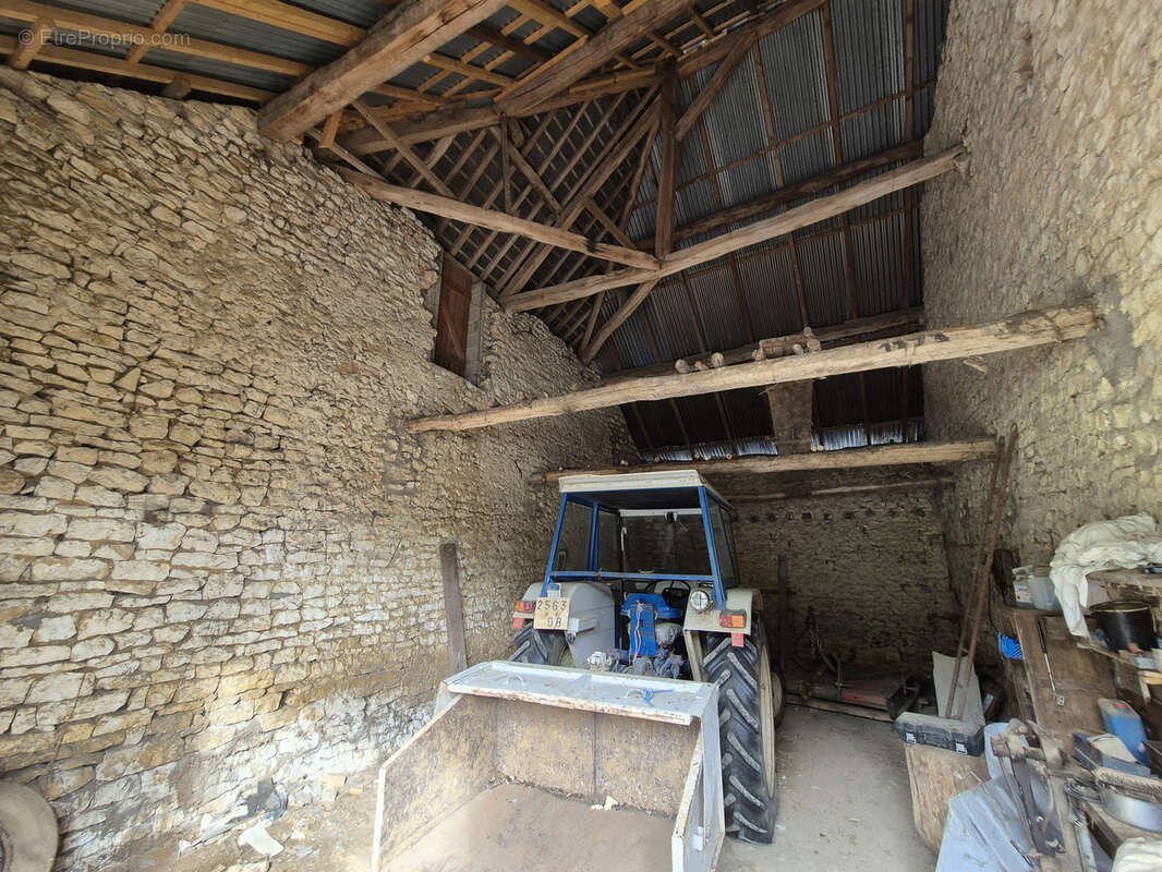 Forte baisse de prix ! corps de ferme avec maison et dépendances - photo 18