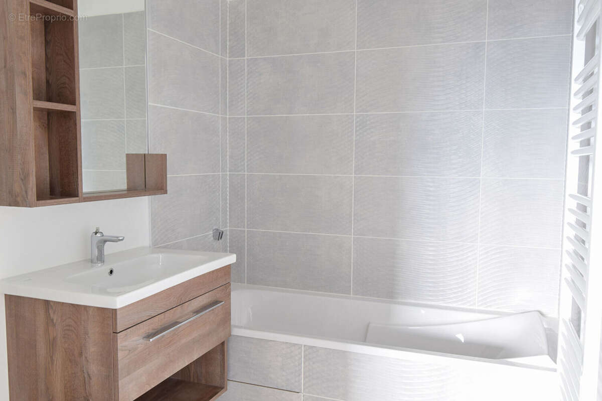 Appartement à LA TOUR-DE-SALVAGNY