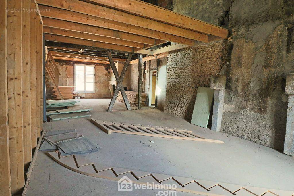 Au 2ème étage, un plateau en duplex de 127 m2 habitables : - Appartement à POITIERS