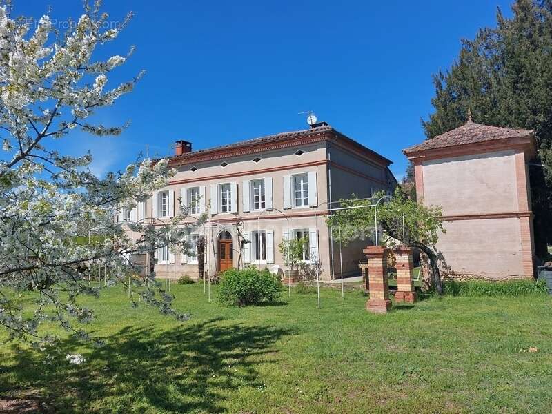 Maison de maitre avec  dependances deux pigeonniers sur parc de 5000m² - photo 31