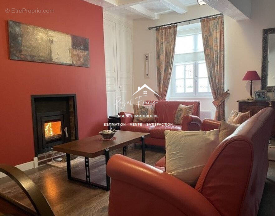 Pièce de vie très lumineuse avec une très belle bue  - Maison à LA GUERCHE