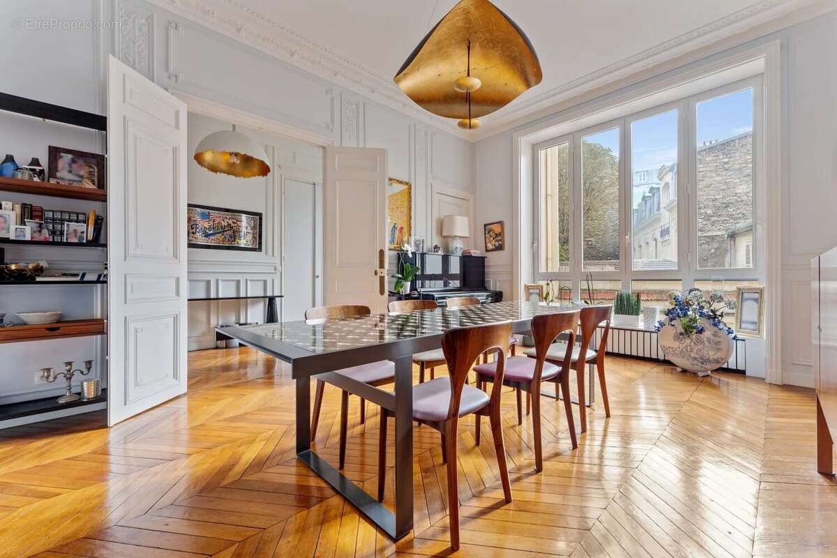 Appartement à PARIS-16E
