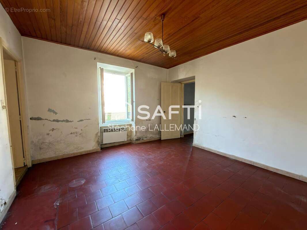 Appartement 74 m² à Saint-Jean-De-Valeriscle  - photo 4