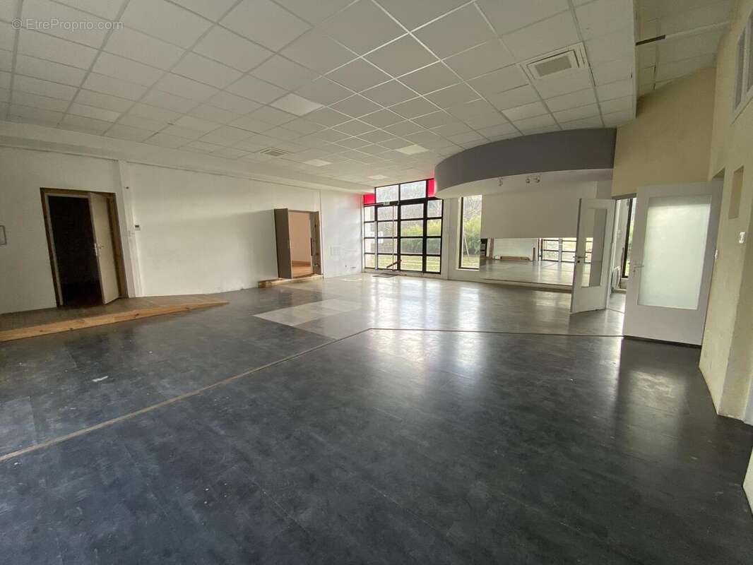 Photo 9 - Commerce à LA FOUILLOUSE