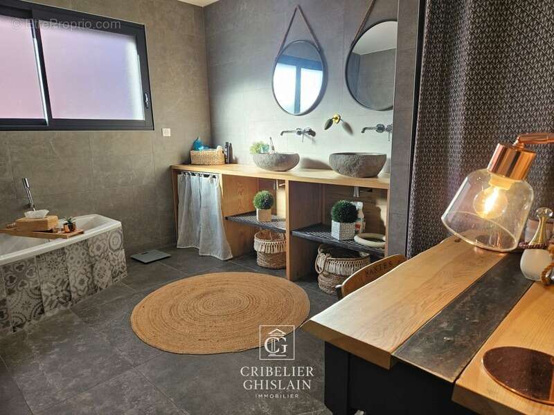 Maison à LA CHAPELLE-BASSE-MER