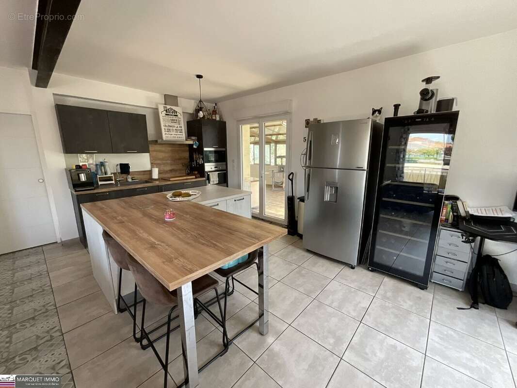 Beau potententiel !!! Pour cette lumineuse villa T4 offrant 92 m² + véranda de 37 m² + apt T2 de 50 m²  4 faces sur 1 069 m² ave - photo 4
