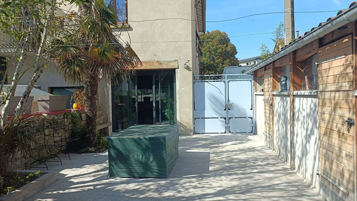 Bien rare - Maison mitoyenne atypique avec terrain constructible - Proche centre-ville - photo 6