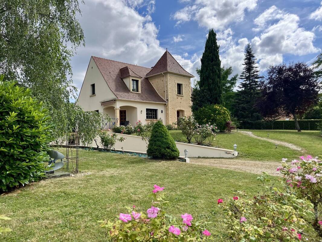 Maison à SAINT-SULPICE-DE-ROUMAGNAC