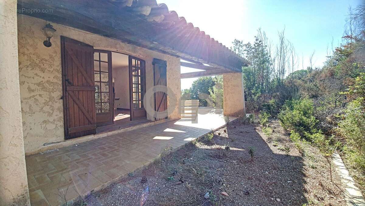 Terrain à ROQUEBRUNE-SUR-ARGENS