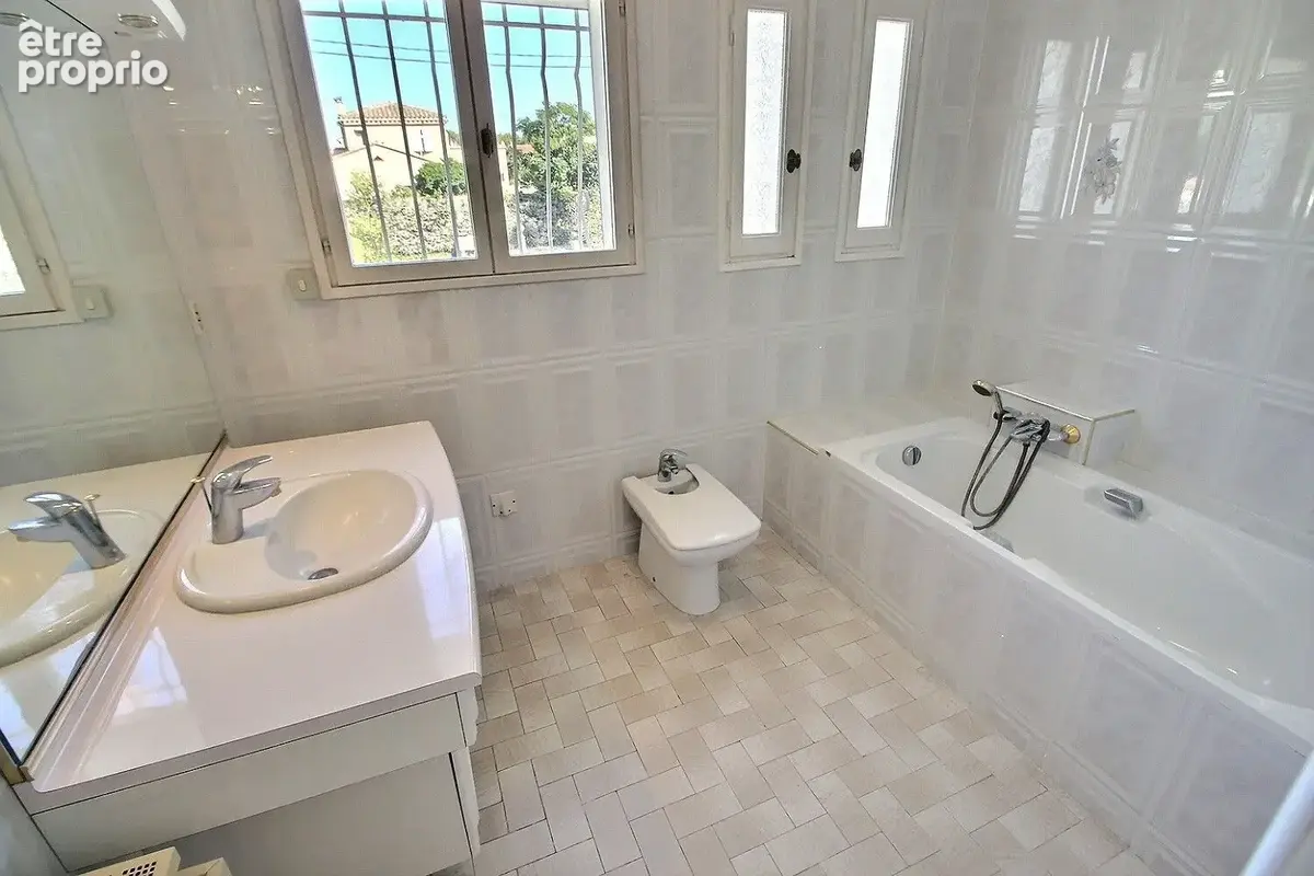 Villa d'architecte des années 75 développant 135 m² sur terrain de 1500 m² - photo 10