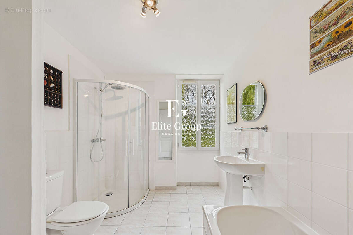 Maison à MONTMOREAU-SAINT-CYBARD