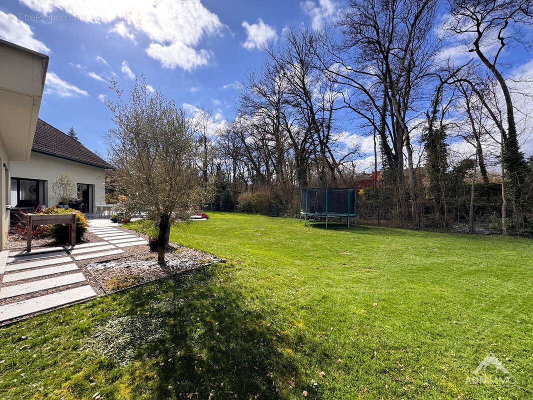 Maison à SAINT-GENIS-POUILLY