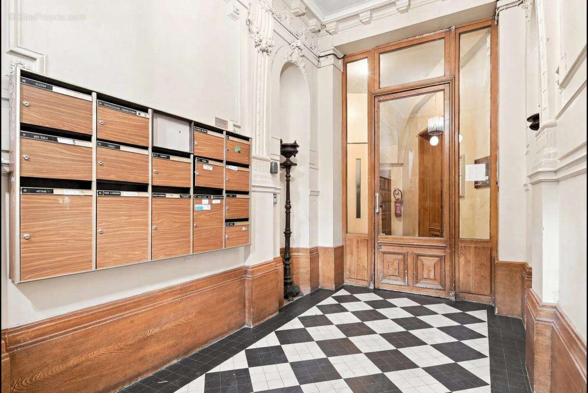 Triangle d'or du 10 eme : appartement familial à finir de rénover avec tout le charme de l'ancien - photo 13