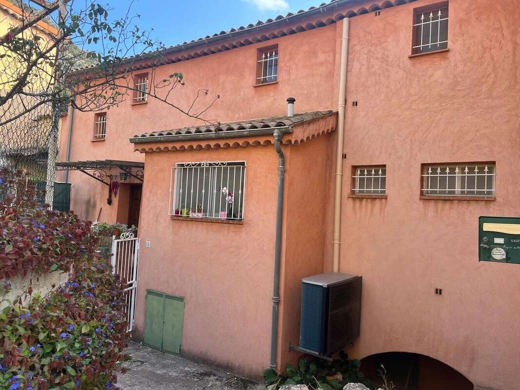 Maison à CASTAGNIERS