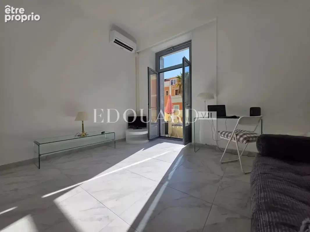 En exclusivité studio en très bon état, dans magnifique immeuble bourgeois avec conciergerie - photo 4