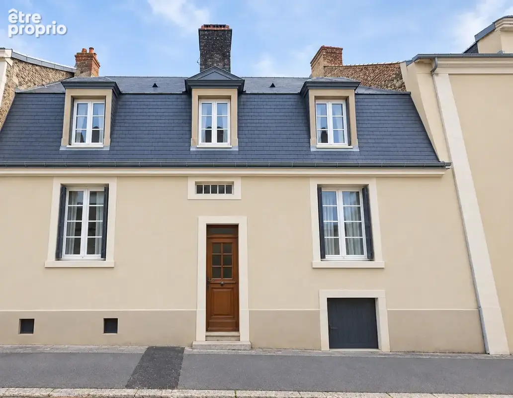 Immeuble en centre-ville de La Flèche... - photo 1