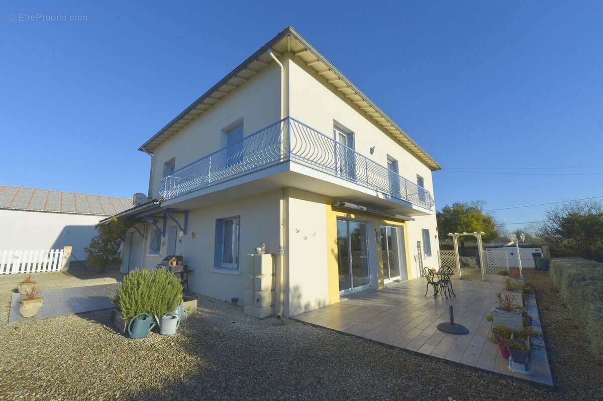 Maison 220 m² à Meursac  - photo 9