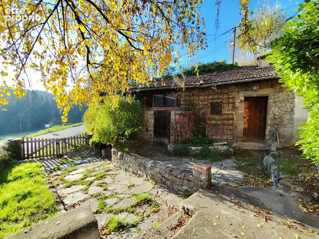 Bâtisse en pierre à rénover avec grange et terrain. - photo 2
