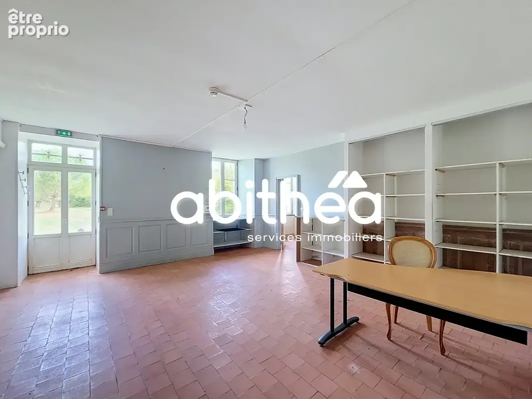 Demeure  707m2  11 chambres suites  chai  dependances  5.5 ha2 - photo 8