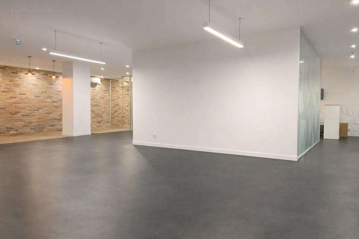 Situés à Rueil sur les bords de Seine et à 13 mins à pied du RER A, ces bureaux aménagés en duplex en RDC et RDJ accès à une trè - photo 9