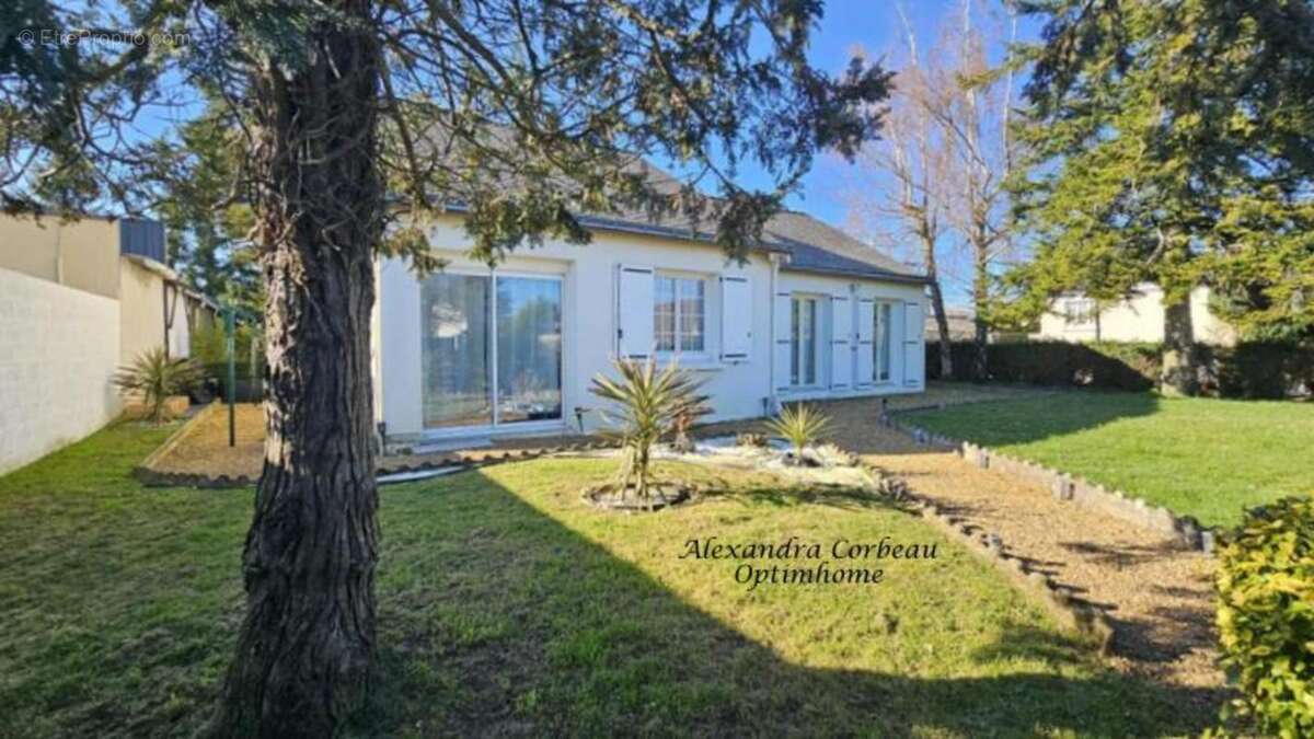 Noyant centre – Plain-pied 3 chambres, jardin sans vis-à-vis et garage de 35 m² - photo 3