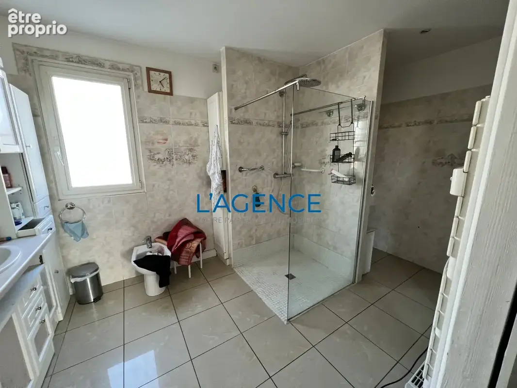 Local professionnel de 450m2 avec appartement de 150 m2 en très bon état sur 920m2 de terrain - photo 9