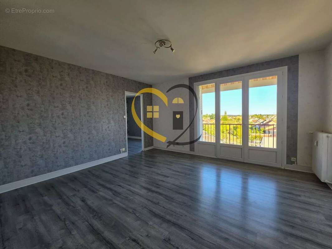 Appartement T3 rénové de 64 m² avec garage et cave – Résidences des Planchards à Yzeure - photo 3