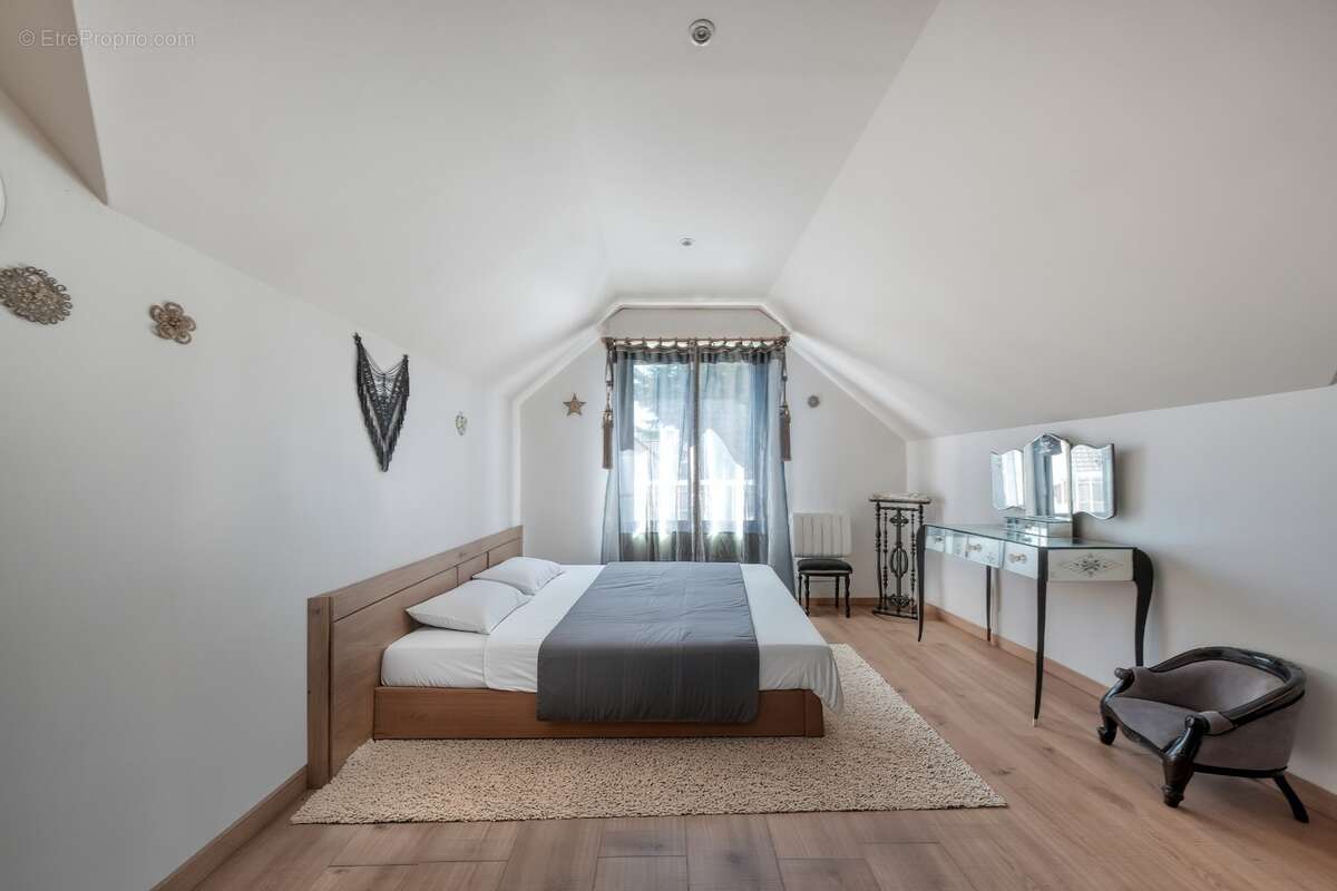VIRY-CHÂTILLON – À deux pas du lac – Superbe maison rénovée avec séjour cathédrale - Surface au sol 140m² - photo 18