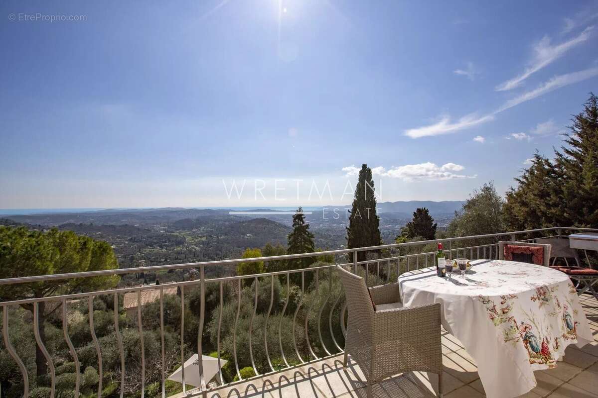 Maison à CHATEAUNEUF-GRASSE