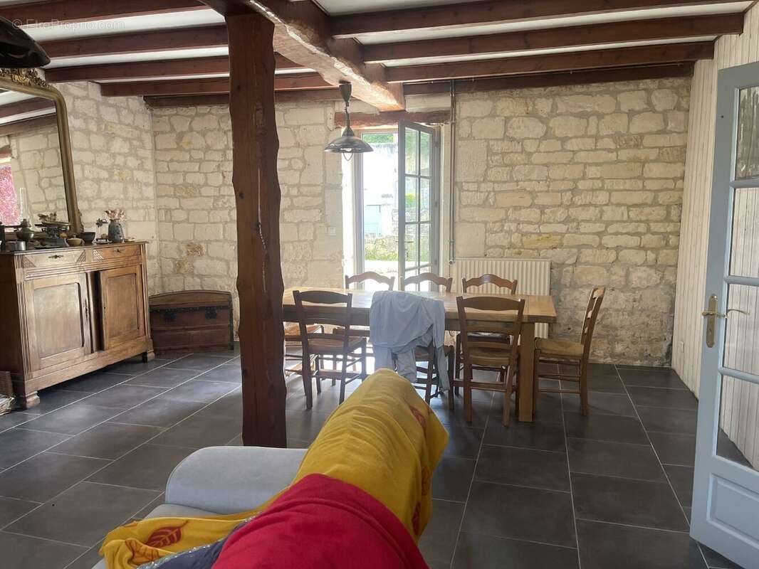 Maison à SAINT-MEME-LES-CARRIERES