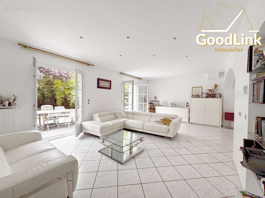 Maison 200 m² à Romainville  - photo 6