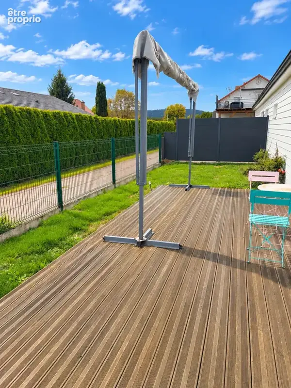 Terrasse ensoleillée avec pergola et jardin(1)