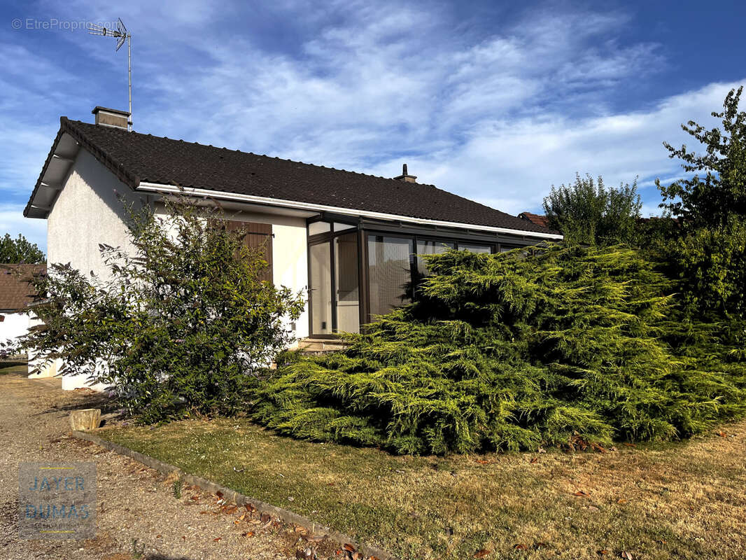 SAINT-GERMAIN-DU-PLAIN - Maison sur sous-sol avec véranda et 1 950 m2 de terrain - photo 16