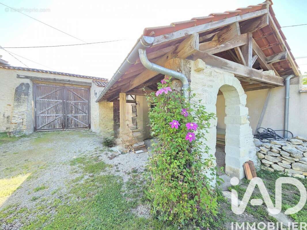 Maison 131 m² à Chabournay  - photo 2