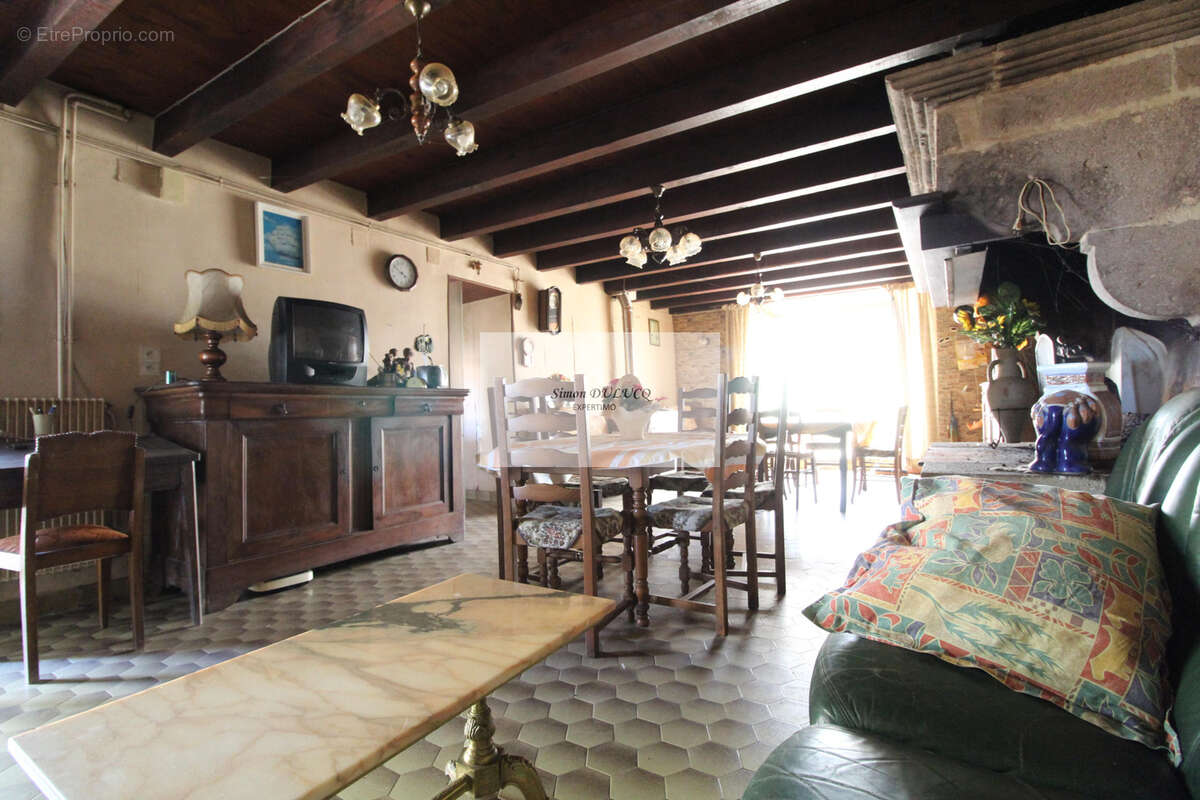 Grande propriété de 235 m2 à rénover   Terrain de plus de 1 500 m2, avec dépendances - photo 2