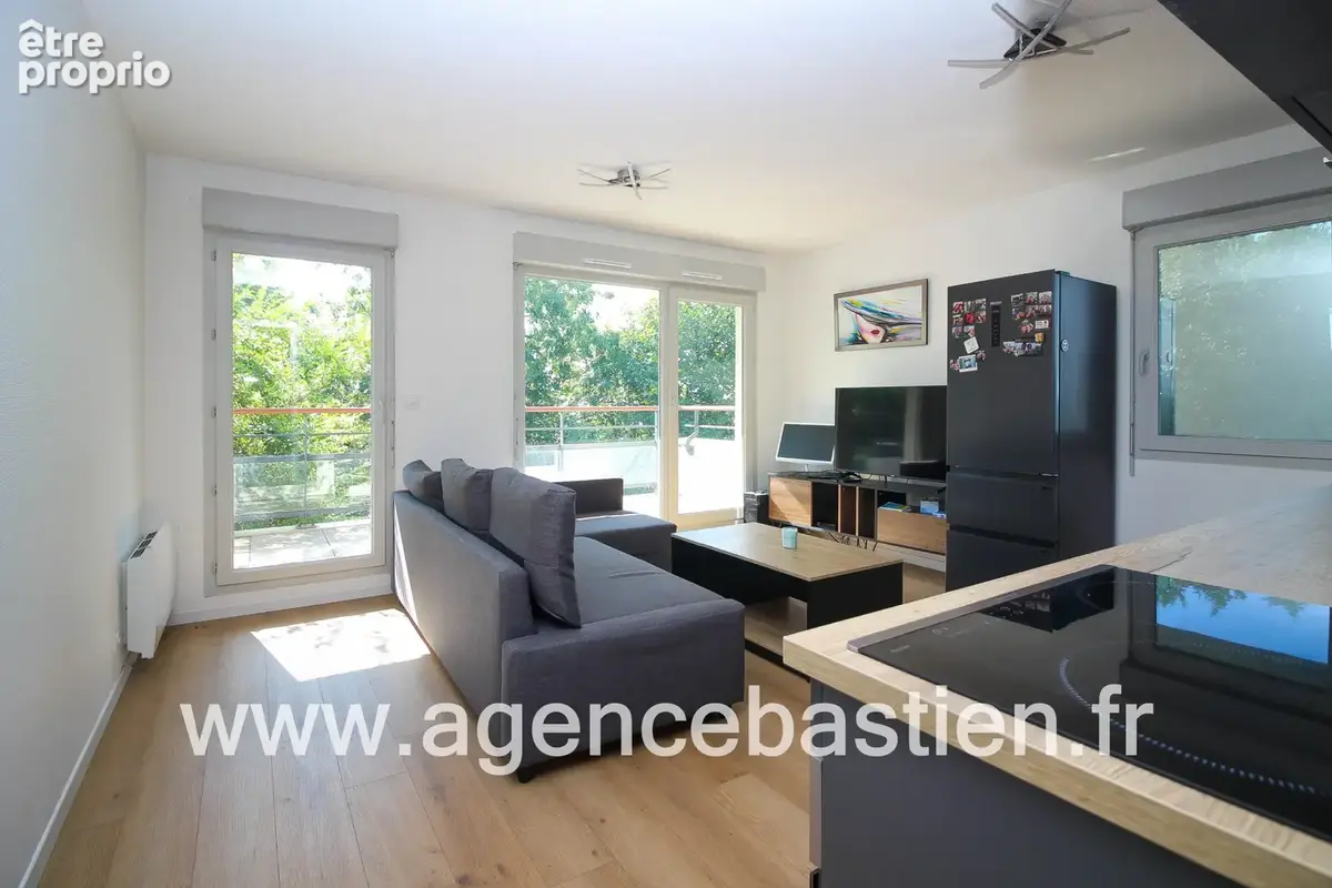 GEX   T2 rénové de 39 m2 avec balcon, piscine et 2 parkings couverts - photo 8