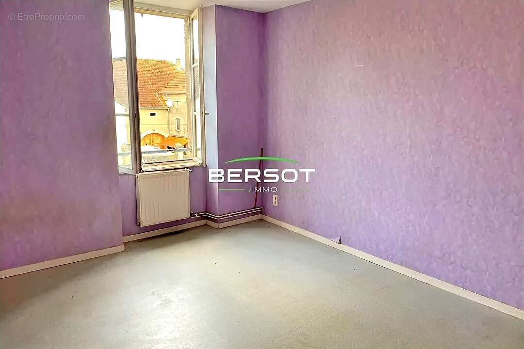 Maison à COMBEAUFONTAINE