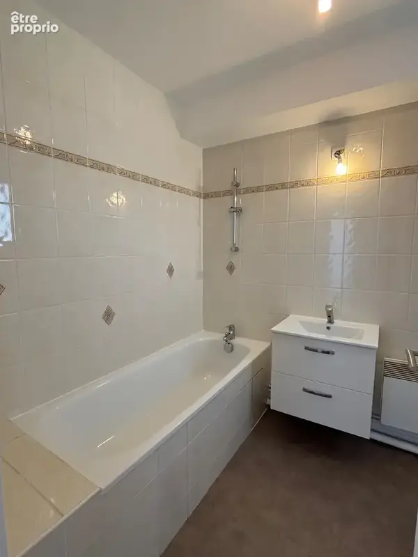 Laissez-vous séduire par ce superbe appartement entièrement rénové, où lumière, confort et qualité de vie se r - photo 11