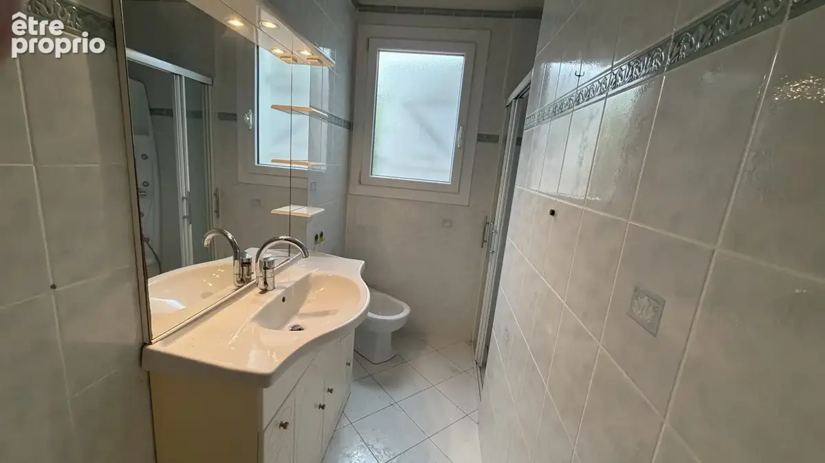 Maison avec garage et dépendance - photo 16