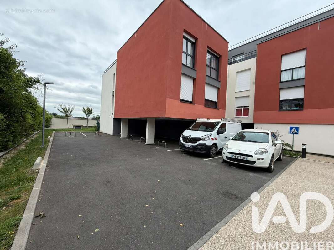 Photo 2 - Parking à PONTAULT-COMBAULT