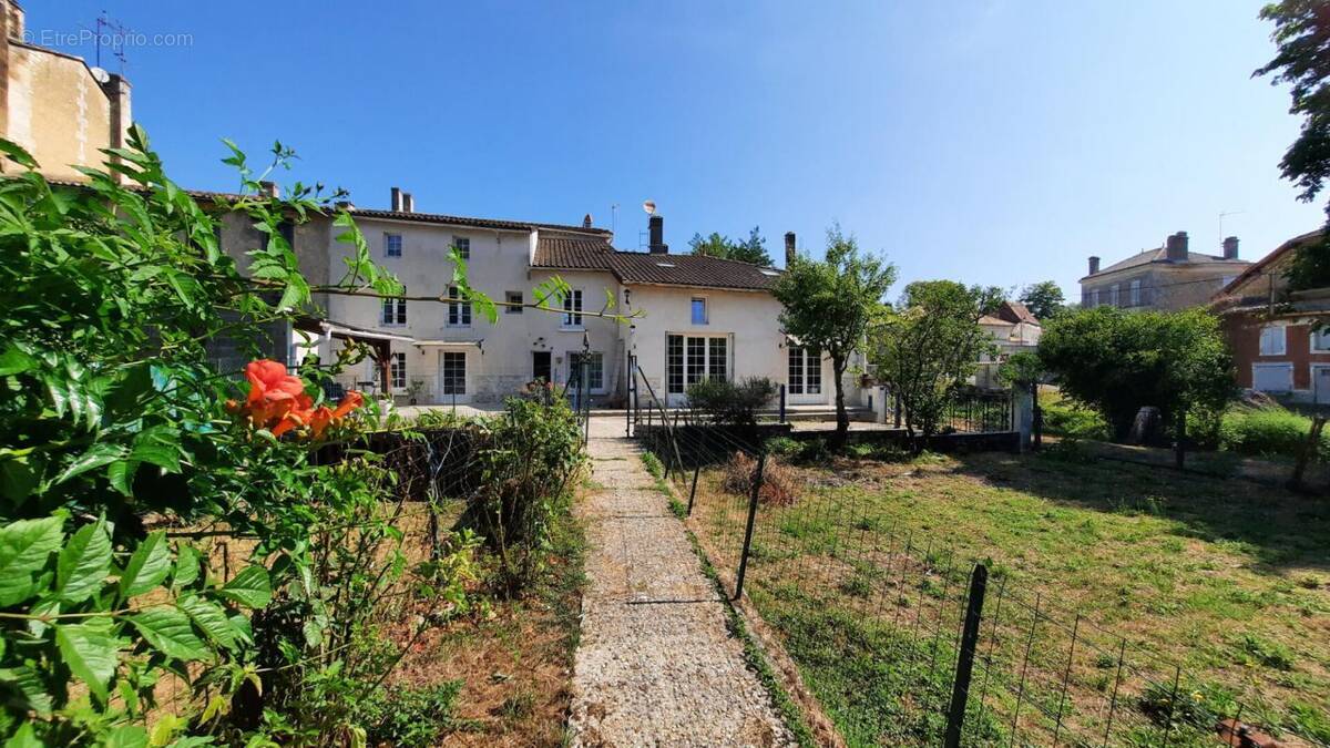 Maison à NIEUL-LE-VIROUIL