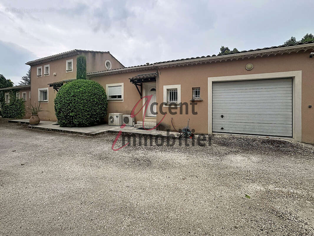Cabannes, maison principale 180m² avec piscine sécurisée et son local d'activité - photo 10