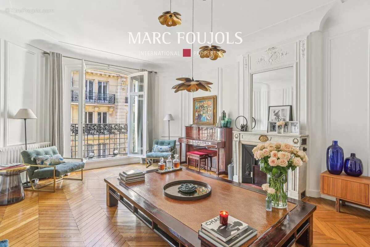 Appartement à PARIS-16E