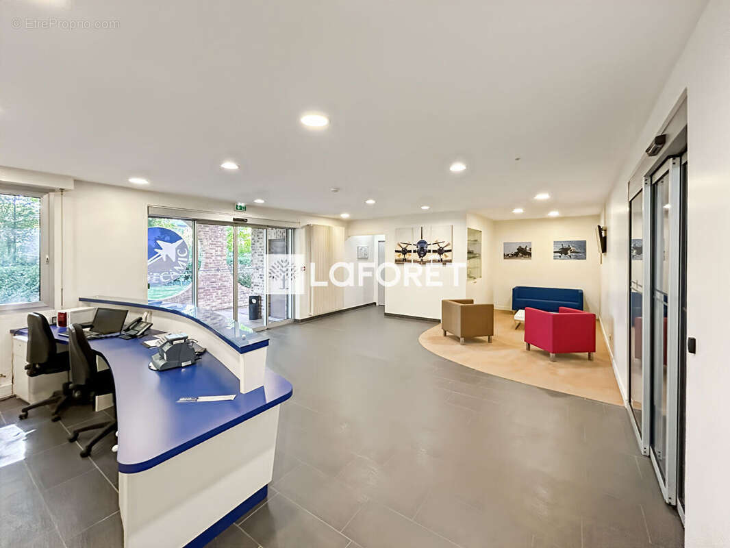 Bâtiment indépendant - Buc - 1232 m2 - photo 3